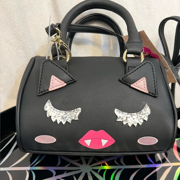 🧛‍♀️🖤💋BETSEY JOHNSON,LUV BETSEY LBHARLEY VAMPIRE LIP KITTY BARREL SATCHEL 🖤💋🧛‍♀️ - Picture 7 of 11